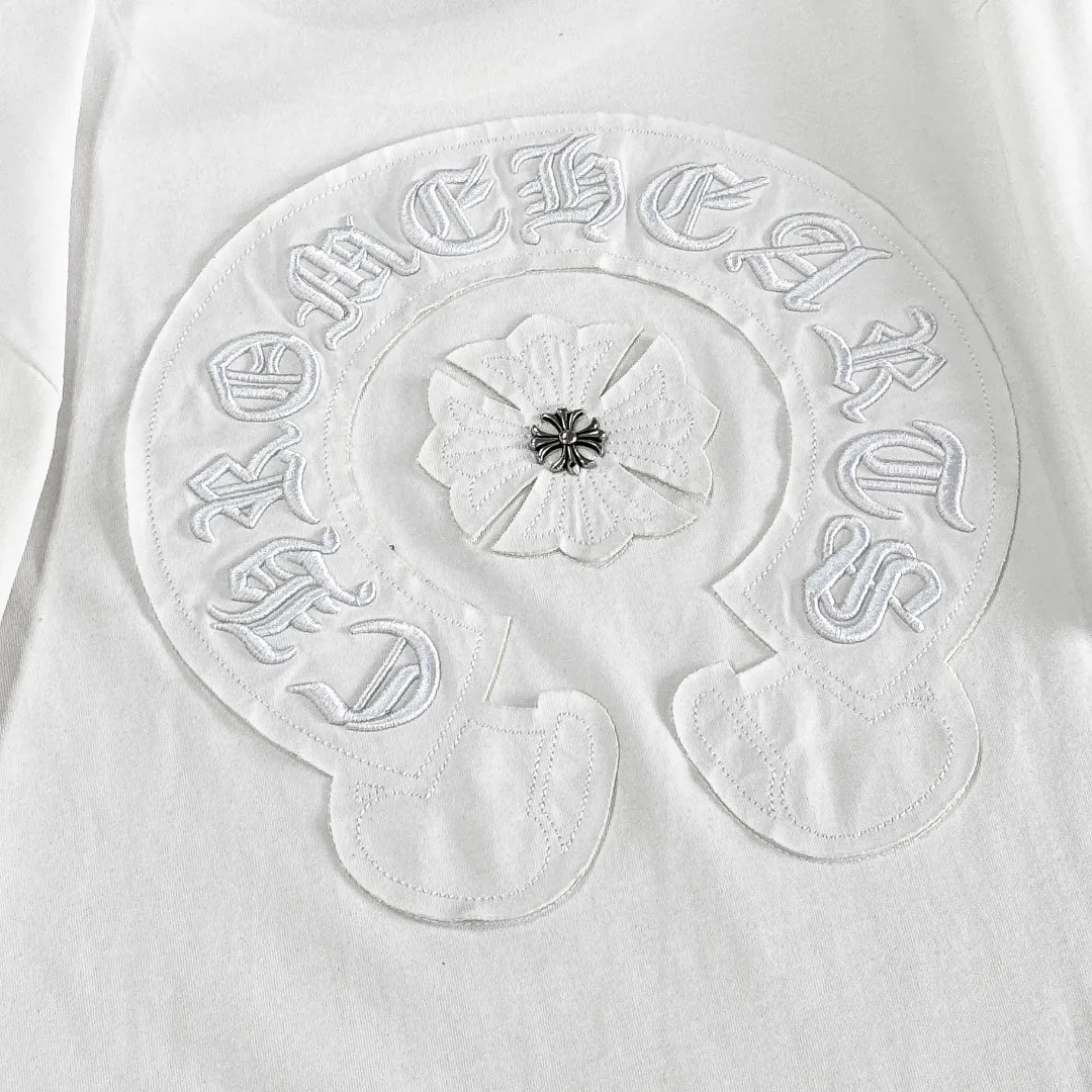 P180 Chrome Hearts Chrome Hearts 25 high version. The fabric is made of 300g high-density pure cotton. It does not deform or shrink. It has three labels. It is the same style for men and women. Technology: patch embroidery + original development hardware. Color: white, black, pink. SIZE: S-XL